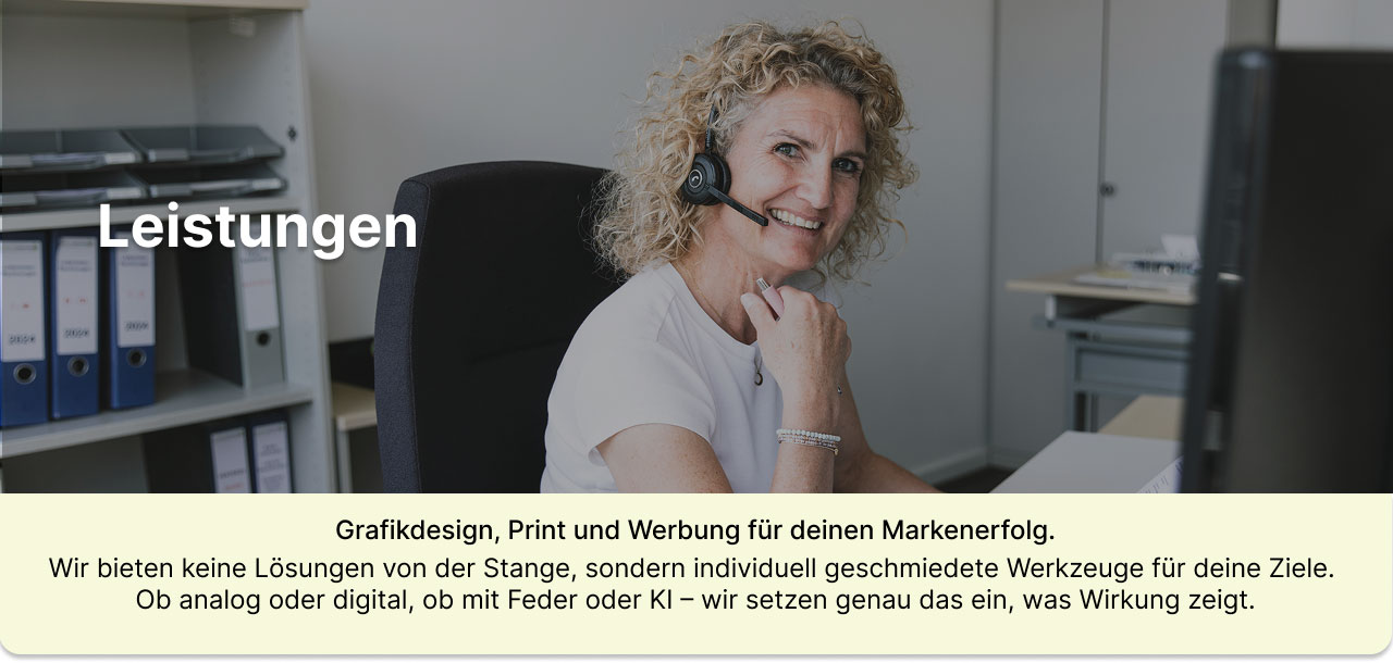 Header Bild von Mitarbeiterin am Telefon