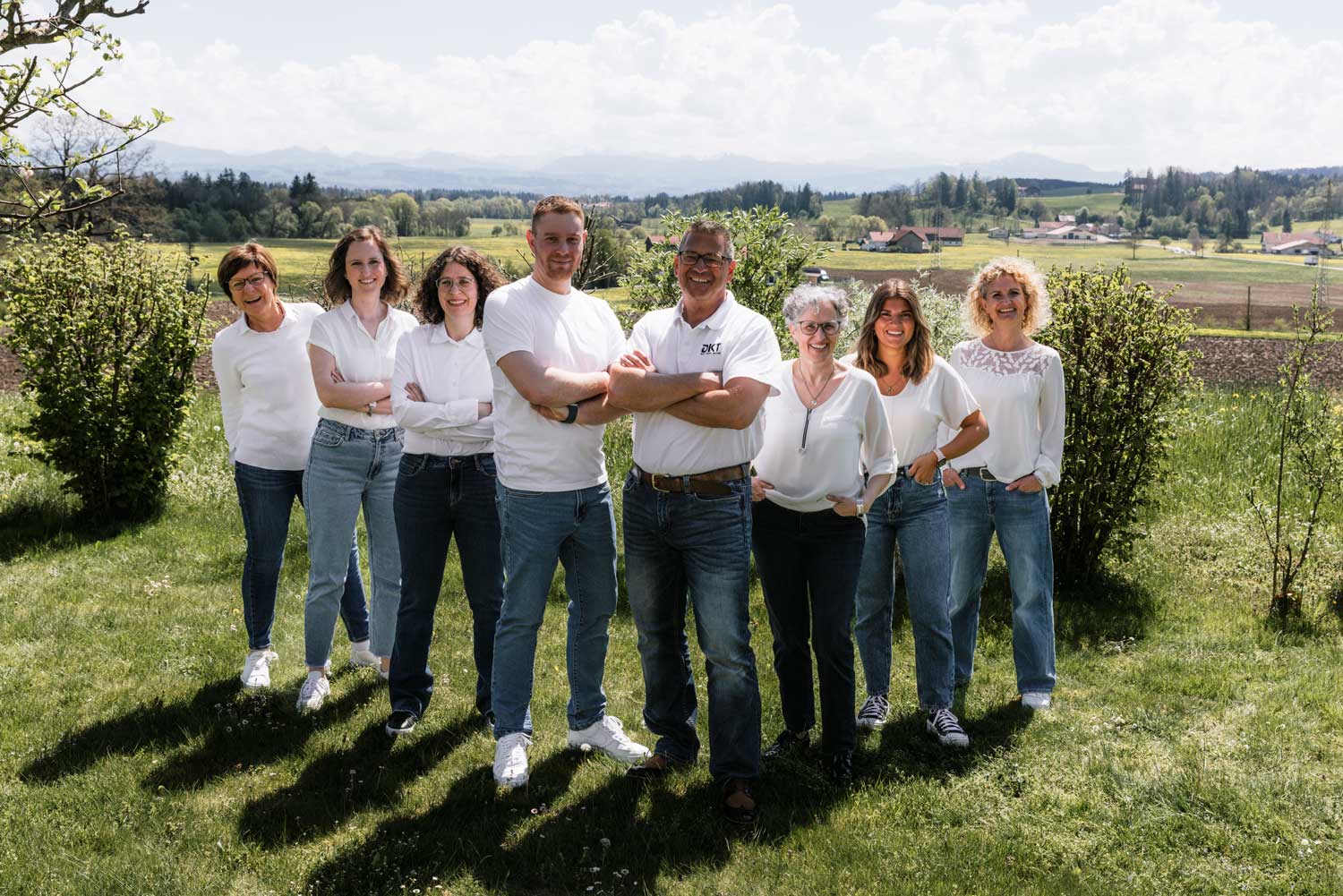 Das Rauchzeichen-Team springt gemeinsam auf einer Wiese